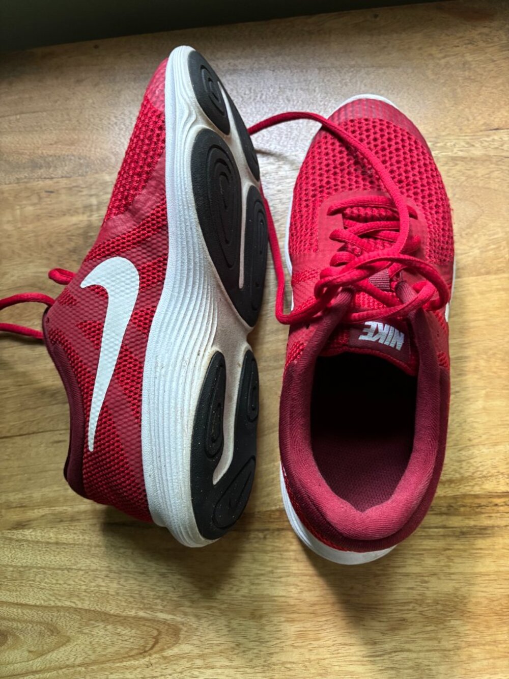 KIDS RED NIKE SNEAKER REVOLUTION SHOE SIZE 6Y (WOMENS SIZE 7.5) - Picture 5 of 5